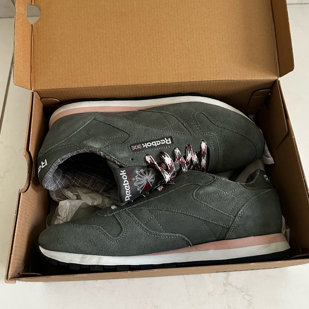 Brand New Reebok Classic Leather W&W Green and Pink Sneakers